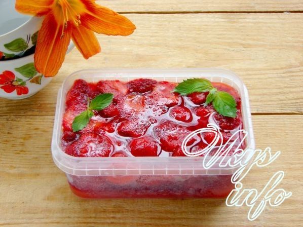 заморожена полуниця з цілими ягодами